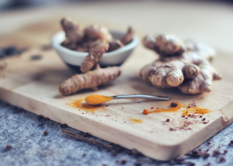 Le Curcuma : Mythe ou Miracle ? Démystifions ses Bienfaits